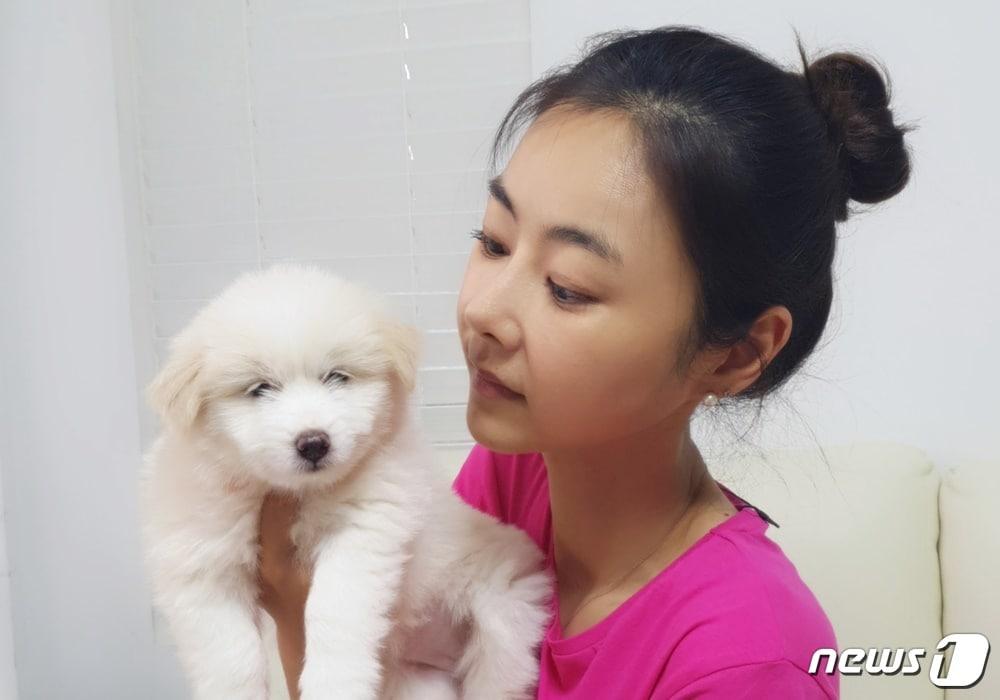 본문 이미지 - 모델 김효진이 지난 6월 구조한 강아지. 새 가족을 기다리고 있다. ⓒ 뉴스1