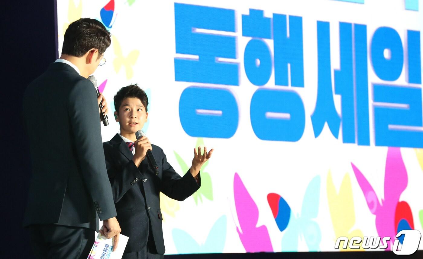 본문 이미지 - '미스터 트롯' 출신 정동원이 3일 서울 숭례문 광장에서 열린 '대한민국 동행세일 특별행사'에서 한석준 아나운서와 대화를 하고 있다. ⓒ News1 송원영 기자