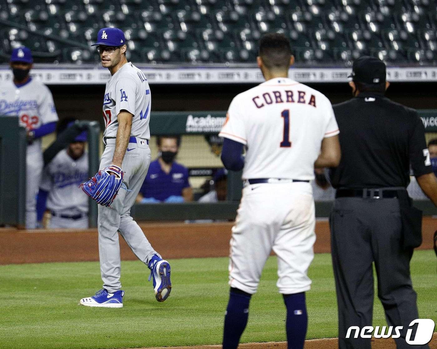 본문 이미지 - LA 다저스 조 켈리(왼쪽)와 휴스턴 애스트로스 카를로스 코레아가 29일 경기에서 설전을 펼치고 있다.  ⓒ AFP=뉴스1