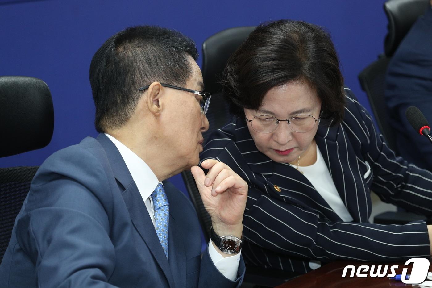 본문 이미지 - 2020년 7월 30일 추미애 법무부 장관과 박지원 국정원장이 서울 여의도 국회 의원회관에서 열린 권력기관 개혁 당정청 협의회에서 이야기를 나누고 있다. 2020.7.30 ⓒ 뉴스1 DB