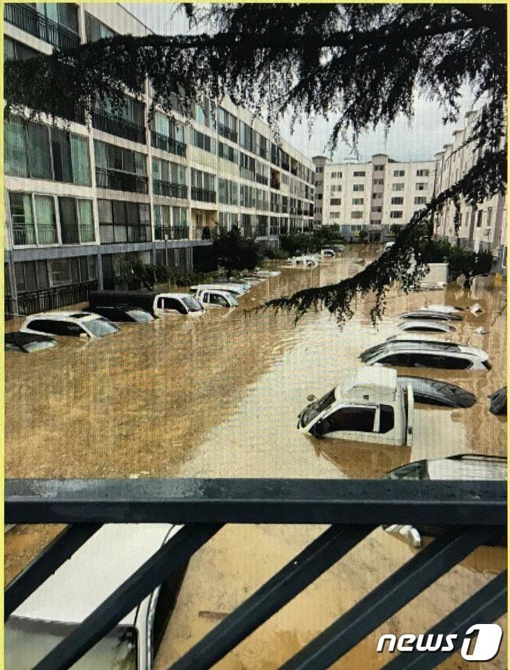 본문 이미지 - 2020년 7월30일 새벽 쏟아진 폭우로 대전 서구 정림동 코스모스아파트 주차장이 물바다로 변한 모습. /뉴스1 ⓒNews1 김기태 기자