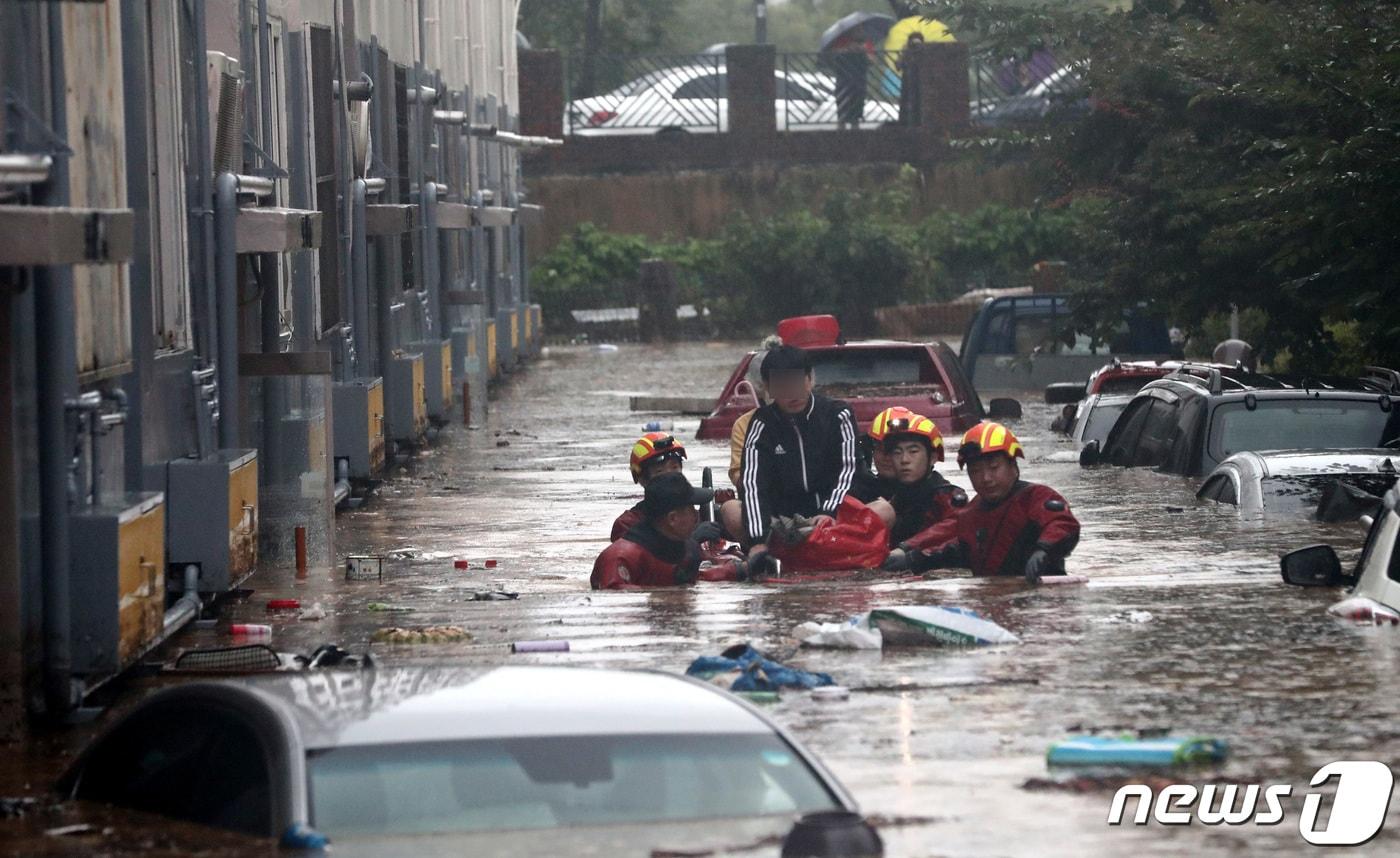 본문 이미지 - 대전지역에 호우경보가 발효된 7월30일 오전 대전 서구 정림동 한 아파트에서 119구조대원들이 주민을 구조하고 있다. 2020.7.30/뉴스1 ⓒ News1 김기태 기자
