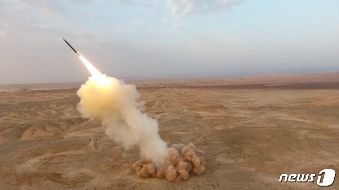 본문 이미지 - 이란 혁명수비대가 28일(현지시간) 걸프만 인근에서 실시되는 군사훈련 중 지하에서 탄도미사일을 발사하고 있다. ⓒ AFP=뉴스1 ⓒ News1 우동명 기자