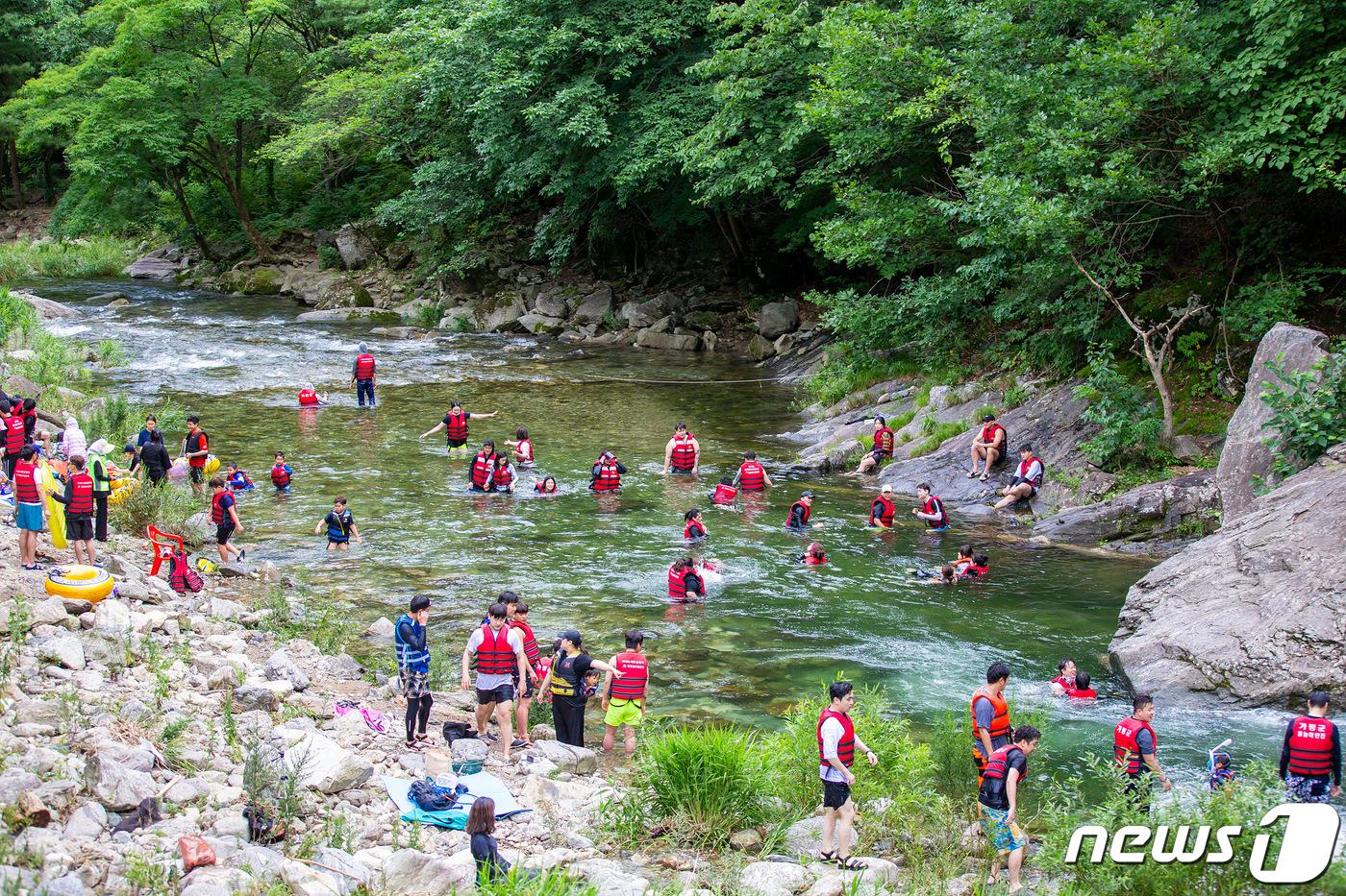 지난 4월말 기준 경기도는 자릿세 등 각종 불법의 온상이었던 가평 용추계곡 등 도내 하천계곡의  불법시설 97%를 께끗하게 정비했다.(경기도 제공)ⓒ 뉴스1