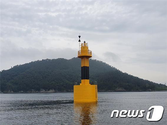 본문 이미지 - 전북 군산시 옥도면 비안도 서쪽 해상에 설치된 항로표지. /ⓒ 뉴스1