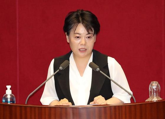 본문 이미지 - 지난 7월 30일 '저는 임차인입니다'라는 연설로 주목받았던 윤희숙 국민의힘 의원은 지난 13일 전태일 열사 50주기를 맞아 중소기업을 위태롭게 하는 '주 52시간제 도입'유예를 주장하면서 '전태일 정신'을 거론했다가 '뜬금없다'는 등 비판에 직면했다.  ⓒ News1 