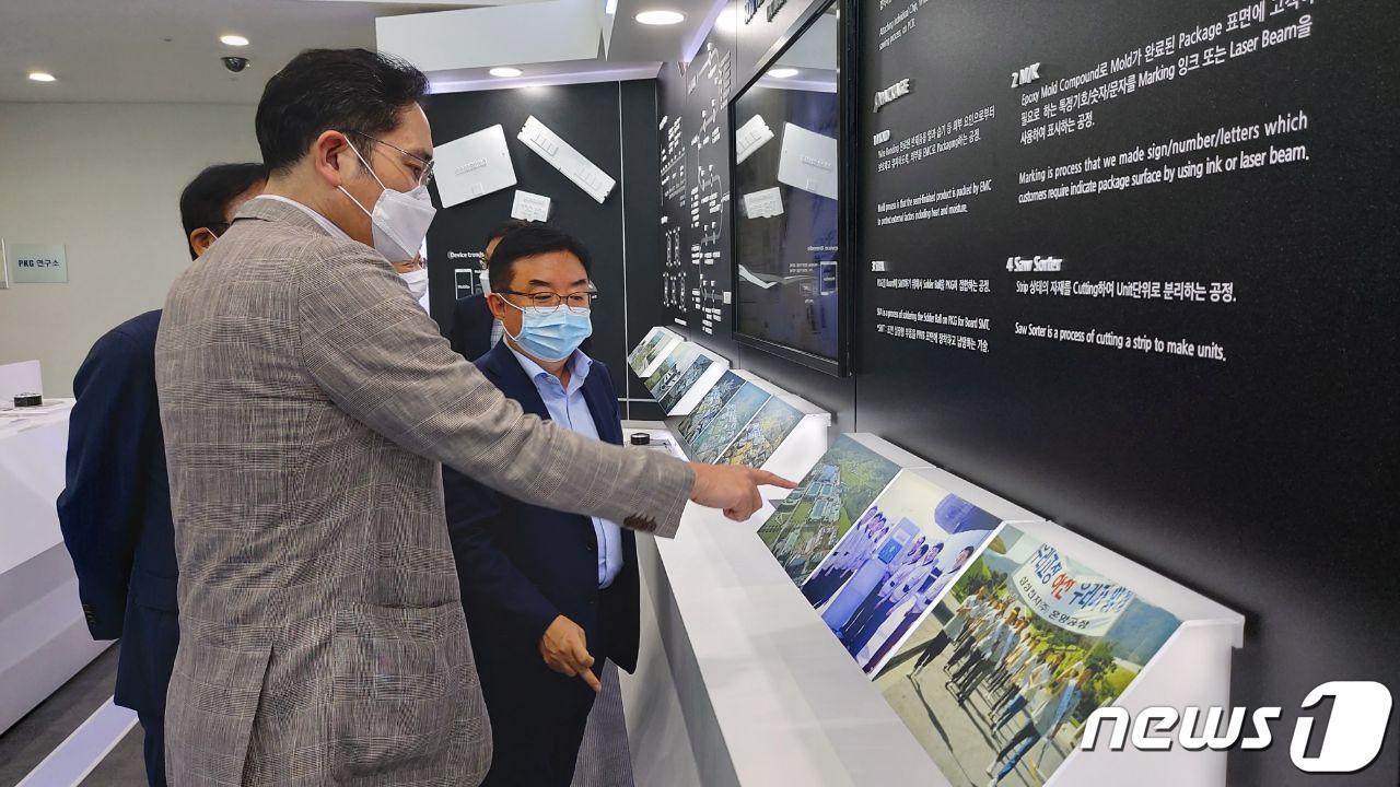 본문 이미지 - 이재용 삼성전자 부회장이 지난 7월30일 차세대 반도체 패키징 기술개발 전략을 점검하기 위해 충남 온양사업장을 방문, 반도체 생산 라인을 살펴보기 앞서 설명을 듣고 있다. (삼성전자 제공) 2020.7.30/뉴스1