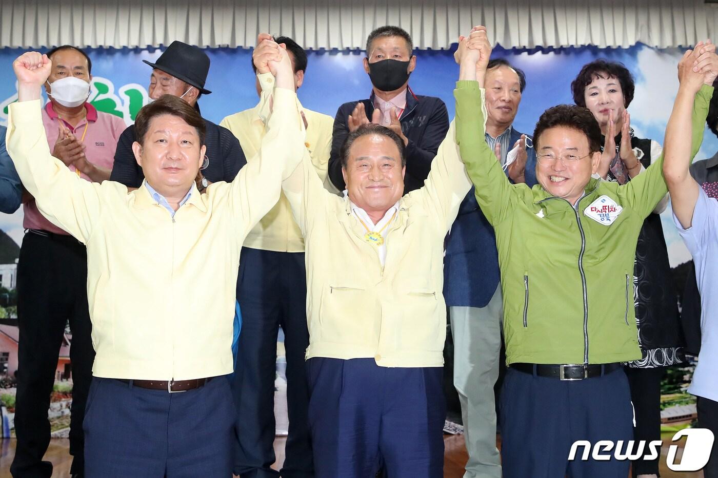 본문 이미지 - 대구경북통합신공항 이전부지 결정 시한을 하루 남겨둔 30일 오후 공동후보지(군위군 소보면·의성군 비안면) 유치 신청에 대한 극적인 합의가 이뤄진 가운데 권영진 대구시장, 김영만 군위군수, 이철우 경북도지사(왼쪽부터)가 군위군청 대회의실에서 결과 발표를 마친 뒤 함께 환호하고 있다. 2020.7.30 /뉴스1 ⓒ News1 공정식 기자