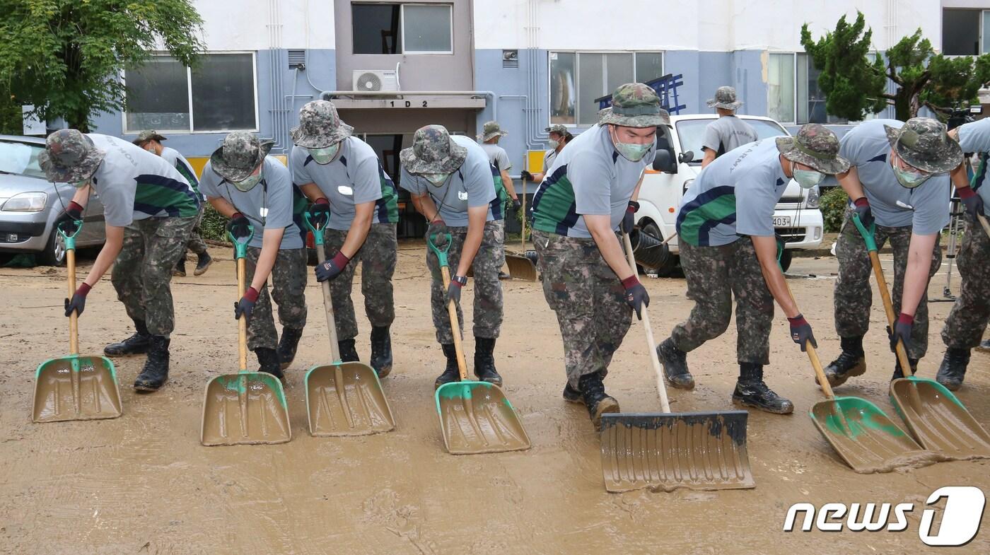 육군 32사단 장병들이 31일 오전 대전 서구 정림동 수해를 입은 아파트 현장에서 복구 작업을 하고 있다. 2020.7.31/뉴스1 ⓒ News1 김기태 기자