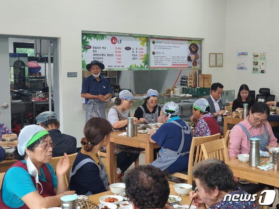 본문 이미지 - 유네스코 생물권보전지역 핵심지역인 전북 고창군 아산면 용계마을 주민들이 차려내는 건강밥상인 ‘운곡습지 식당’이 문을 열었다. /ⓒ 뉴스1