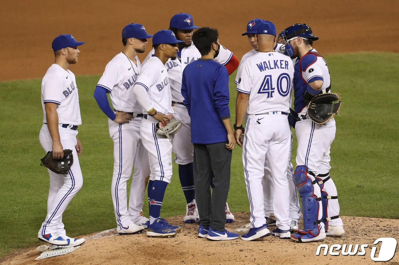 토론토 야마구치 슌이 30일 워싱턴 내셔널스와의 10회 연장에서 마운드에 올라 동료들과 이야기를 나누고 있다. ⓒ AFP=뉴스1