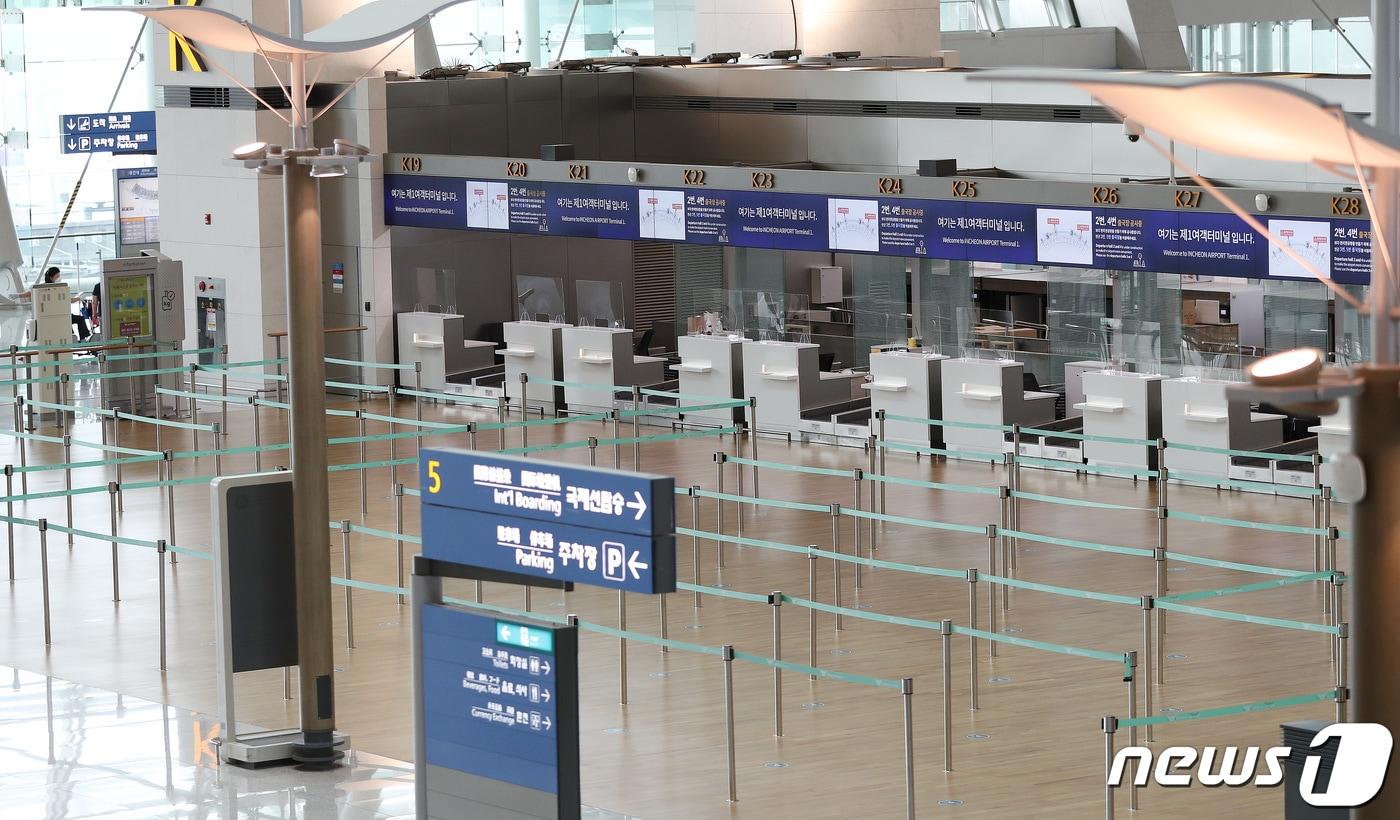 본문 이미지 - 본격적인 휴가철이 시작된 31일 인천국제공항 출국장이 신종 코로나바이러스 감염증(코로나19) 여파로 한산하다. 2020.7.31/뉴스1 ⓒ News1 박지혜 기자