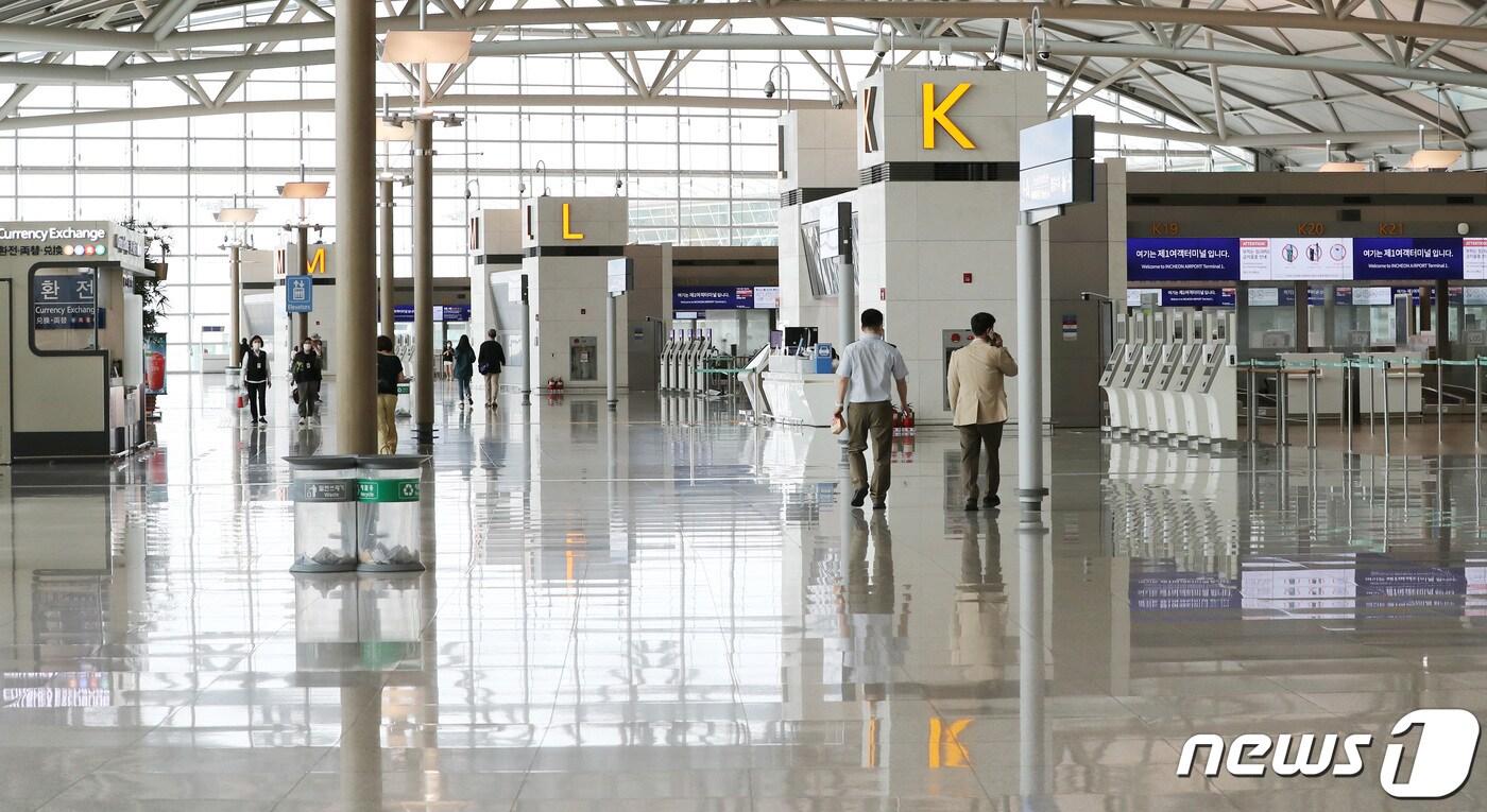 본문 이미지 - 본격적인 휴가철이 시작된 31일 인천국제공항 출국장이 신종 코로나바이러스 감염증(코로나19) 여파로 한산하다. 2020.7.31/뉴스1 ⓒ News1 박지혜 기자