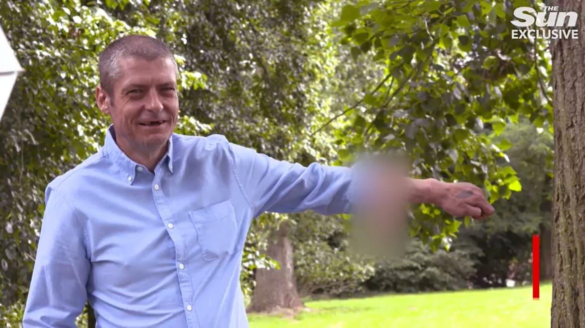 본문 이미지 - 인공 성기를 들어보이며 웃고 있는 맬컴 맥도널드. (더선 갈무리) ⓒ 뉴스1