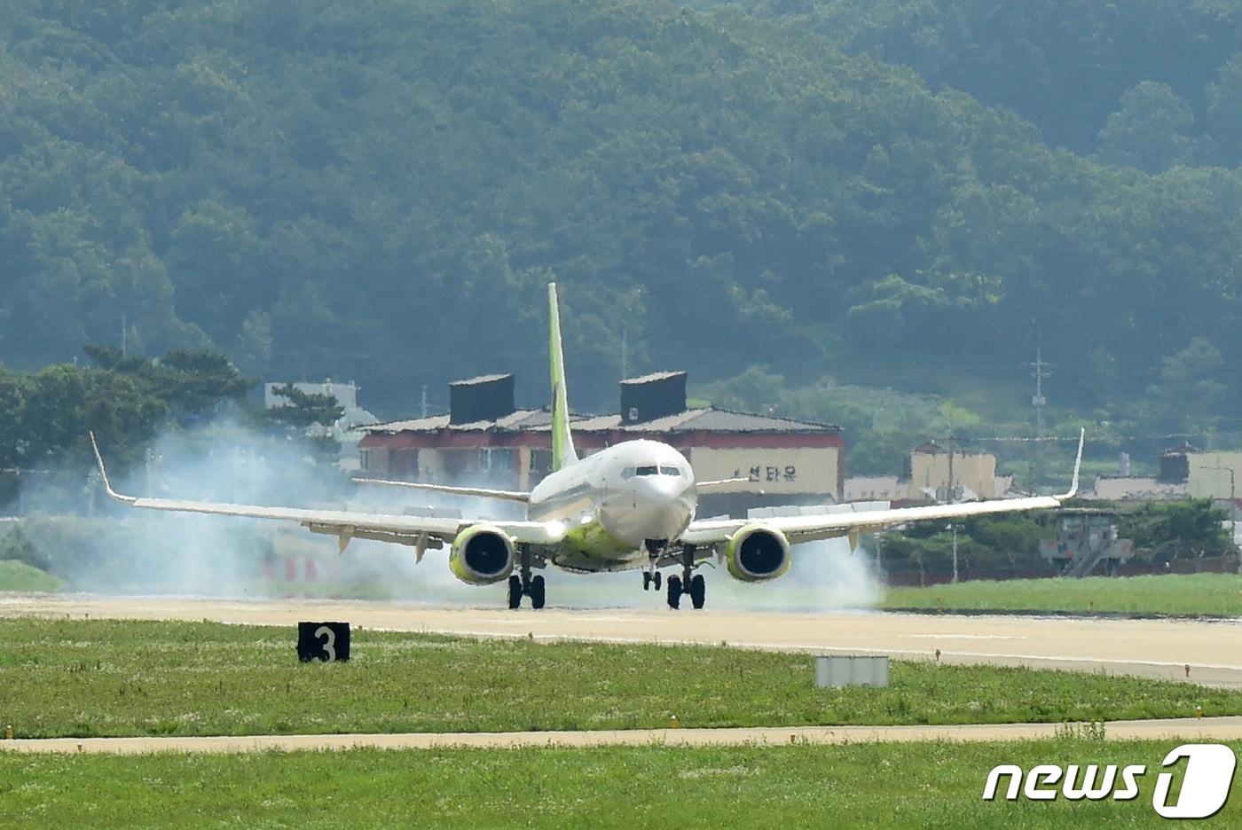 진에어 B737-800 항공기가 포항경주공항 활주로에 착륙하고 있다.(뉴스1 자료, 재판매 및 DB금지) 2025.10.24/ ⓒ News1 최창호 기자