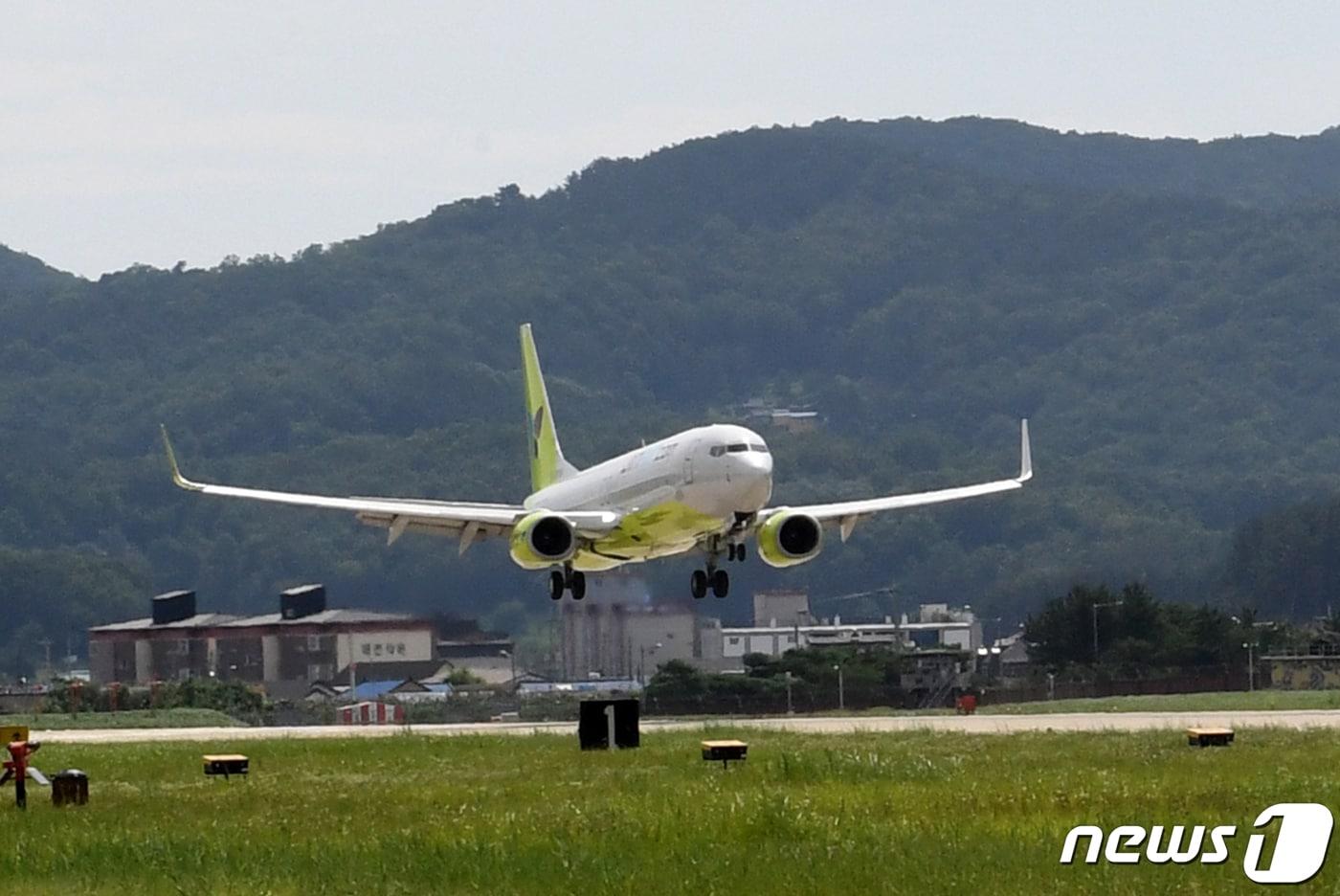 대한항공 자매회사인 진에어 B737-800(189석) 제주행 항공기가 31일 오전 경북 포항시 남구 포항공항 활주로를 이륙하고 있다. 진에어는 이날부터 포항~김포, 포항~제주 노선에 B737-800(189석) 항공기를 투입한다. 2020.7.31/뉴스1 ⓒ News1 최창호 기자