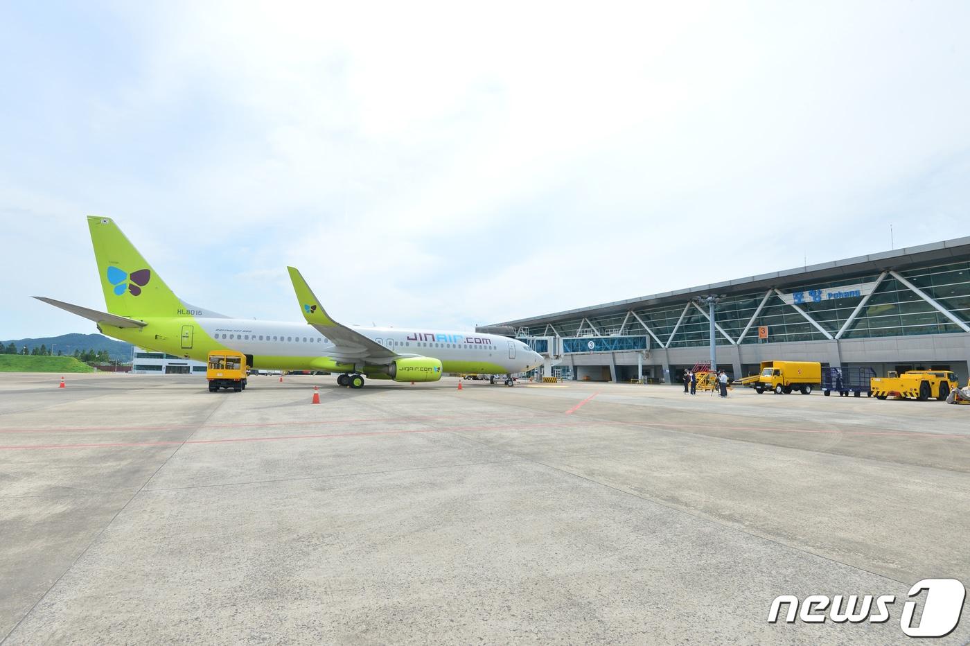  경북 포항경주공항에 대기 중인 진에어 B737-800 항공기.(뉴스1 자료, 재판매 및 DB금자) 2025.10.24/뉴스1 ⓒ News1 최창호 기자
