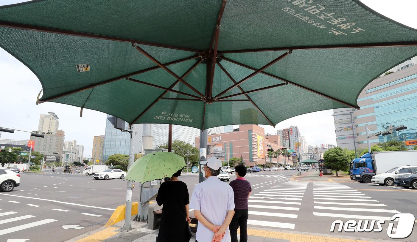 제주시 노형동의 한 건널목에 설치된 대형 그늘막./뉴스1