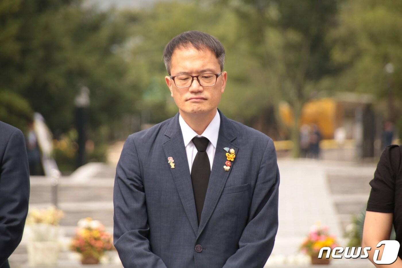 31일 오전 박주민 더불어민주당 당대표 후보가 경남 김해 봉하마을을 찾아 고 노무현 전 대통령 묘역에서 참배 중이다. (박주민 당대표 후보 캠프 제공)ⓒ 뉴스1