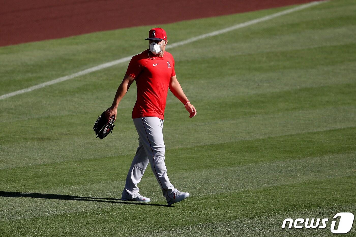 본문 이미지 - LA 에인절스 마이크 트라웃이 4일 팀의 첫 훈련에서 마스크를 착용하고 운동하고 있다. ⓒ AFP=뉴스1