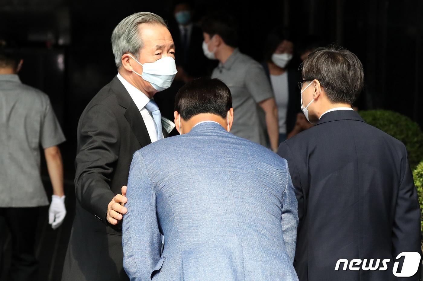 정몽준 아산재단 이사장이 4일 오후 서울 종로구 포시즌스 호텔에서 열린 정기선 현대중공업 부사장의 결혼식에 참석하고 있다. 정 부사장은 정몽준 아산재단 이사장의 장남이자 현대가(家) 3세로 이날 서울 명문 사립대를 갓 졸업한, 교육자 집안 출신 재원과 백년가약을 맺었다. 2020.7.4/뉴스1 ⓒ News1 이동해 기자