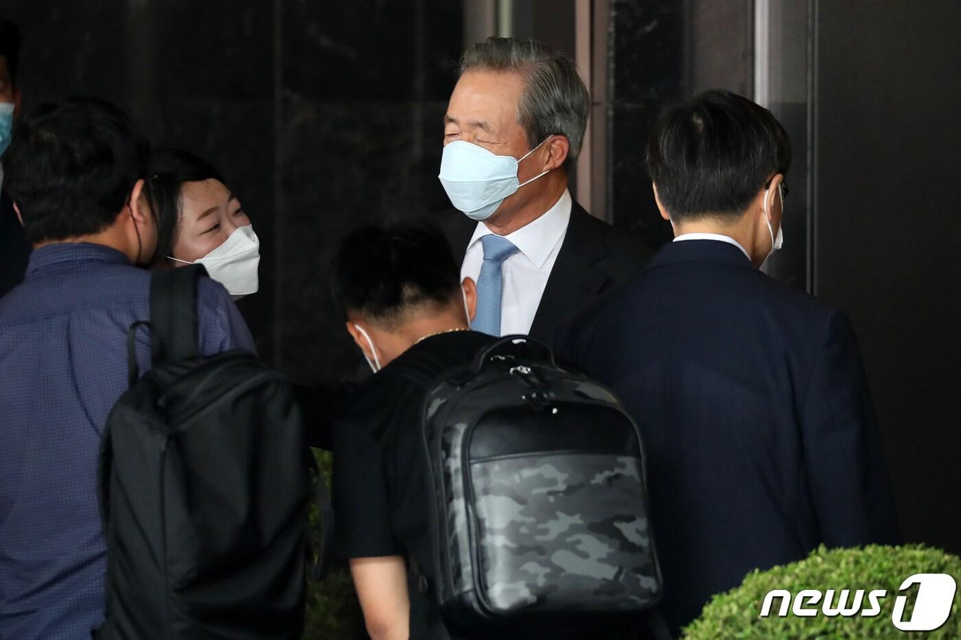 본문 이미지 - 정몽준 아산재단 이사장이 4일 오후 서울 종로구 포시즌스 호텔에서 열린 정기선 현대중공업 부사장의 결혼식에 참석하고 있다. 정 부사장은 정몽준 아산재단 이사장의 장남이자 현대가(家) 3세로 이날 서울 명문 사립대를 갓 졸업한, 교육자 집안 출신 재원과 백년가약을 맺었다. 2020.7.4/뉴스1 ⓒ News1 이동해 기자