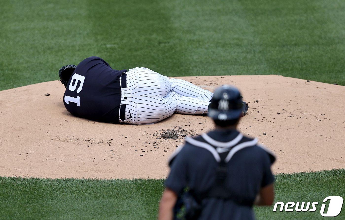 본문 이미지 - 뉴욕 양키스의 일본인 투수 다나카 마사히로(32)가 5일(한국시간) 뉴욕 양키스타디움에서 시뮬레이션 경기 중 팀 동료 지안카를로 스탠트의 타구에 머리를 맞고 쓰러졌다.ⓒ AFP=뉴스1