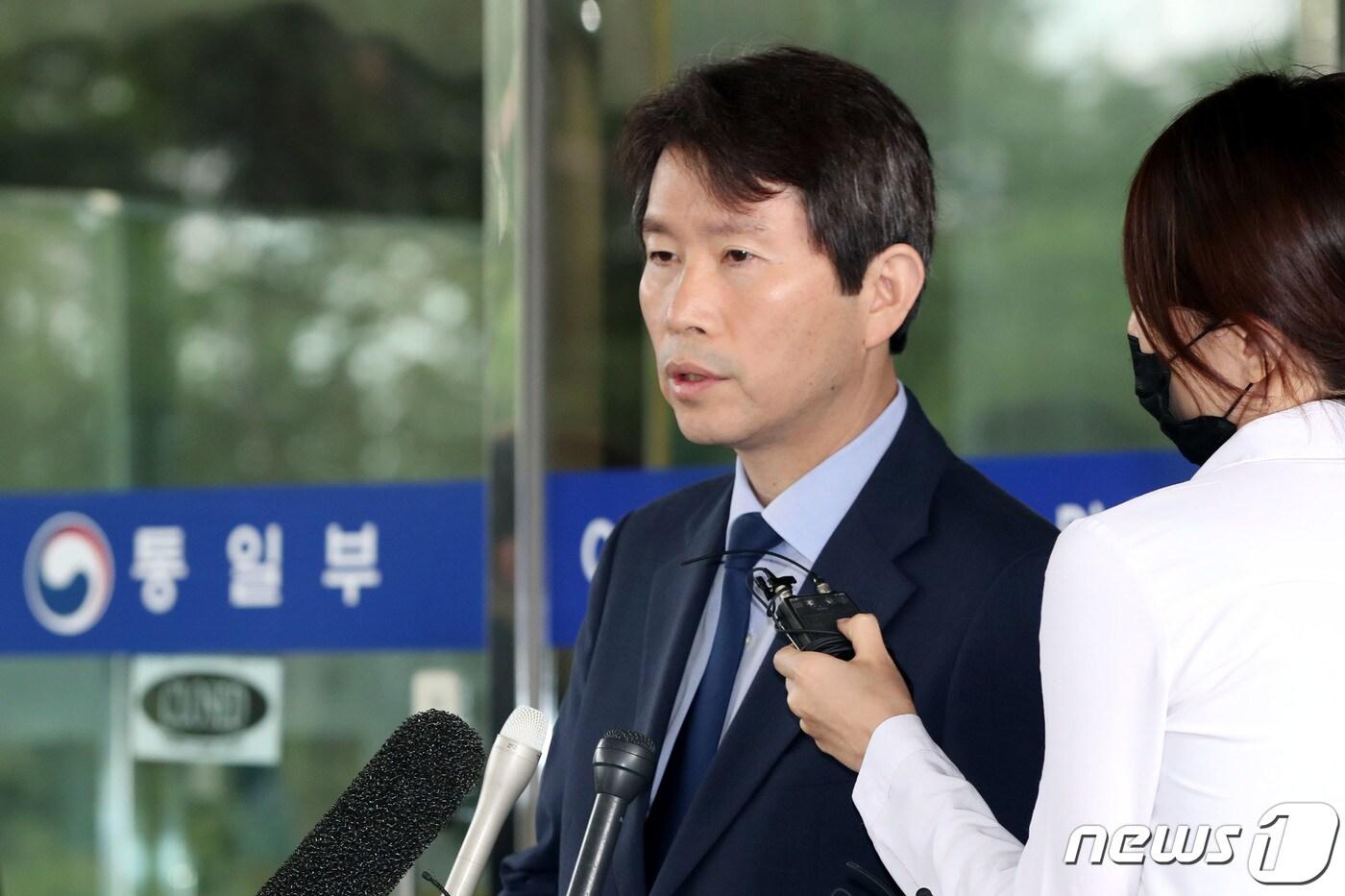 본문 이미지 - 이인영 통일부 장관 후보자가 인사청문회 준비를 위해 6일 오전 서울 종로구 삼청동 남북회담본부에 마련된 사무실로 출근하며 취재진의 질문에 답하고 있다. 2020.7.6/뉴스1 ⓒ News1 이광호 기자