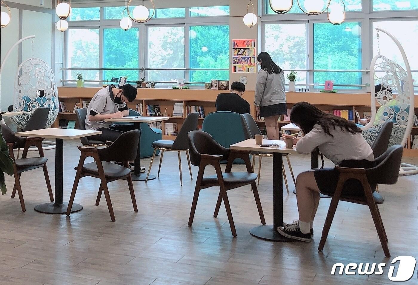 본문 이미지 - 충북 증평공업고등학교에 새롭게 마련한 북카페에서 학생들이 책을 보고 있다.(충북교육청 제공)ⓒ 뉴스1