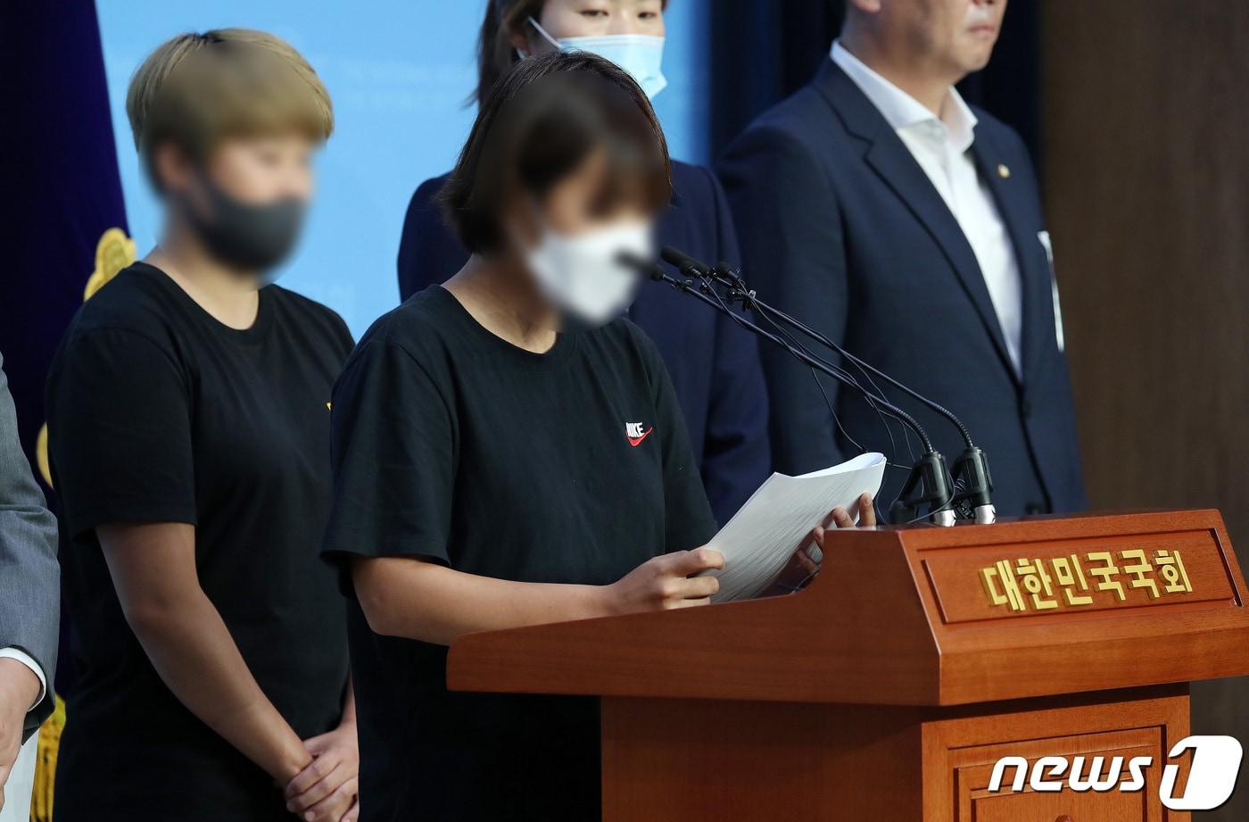본문 이미지 - 고 최숙현 선수의 동료들이 6일 오전 서울 여의도 국회 소통관에서 기자회견을 갖고 최 선수 추가피해를 증언하고 있다. 경주시청 팀에서 감독 등으로부터 가혹 행위에 시달리던 트라이애슬론(철인3종경기) 국가대표 출신 고(故) 최숙현 선수는 지난달 26일 극단적인 선택을 했다. 2020.7.6/뉴스1 ⓒ News1 박세연 기자
