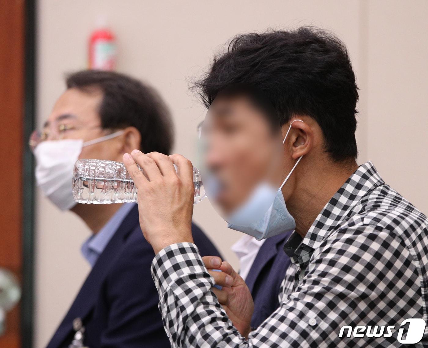 본문 이미지 - 6일 오후 서울 여의도 국회에서 열린 고 최숙현 선수 사망 관련 문화체육관광위원회 전체회의에서 경주시청 트라이애슬론 직장운동부 감독 A씨가 물을 마시고 있다. 2020.7.6/뉴스1 ⓒ News1 신웅수 기자