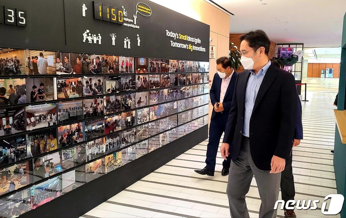 본문 이미지 - 이재용 삼성전자 부회장이 6일 삼성전자 수원사업장에 위치한 'C랩 갤러리'를 찾아 사내 스타트업들의 제품과 기술을 살펴보고 있다. (삼성전자 제공) 2020.7.6/뉴스1