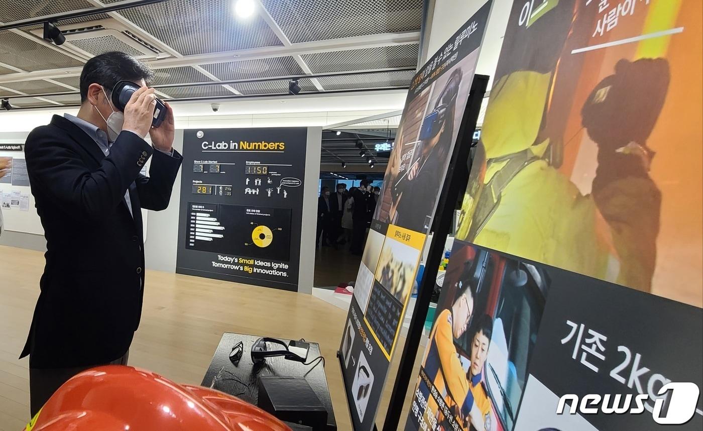 이재용 삼성전자 부회장이 지난 7월 6일 삼성전자 수원사업장에 위치한 'C랩 갤러리'를 찾아 사내 스타트업 '릴루미노' 기술을 체험하고 있다. '릴루미노'는 VR기술을 이용한 시각장애인 시각 보조 솔루션이다. (삼성전자 제공) 2020.7.6/뉴스1