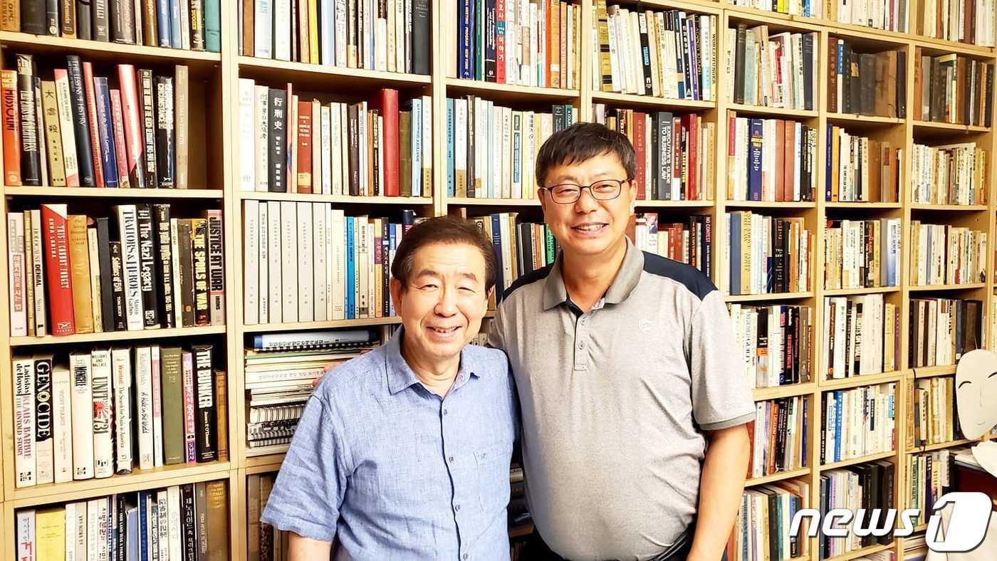 본문 이미지 - 박원순(좌측) 서울시장과 최호(우측) 동강그린모터스 대표 ⓒ 뉴스1