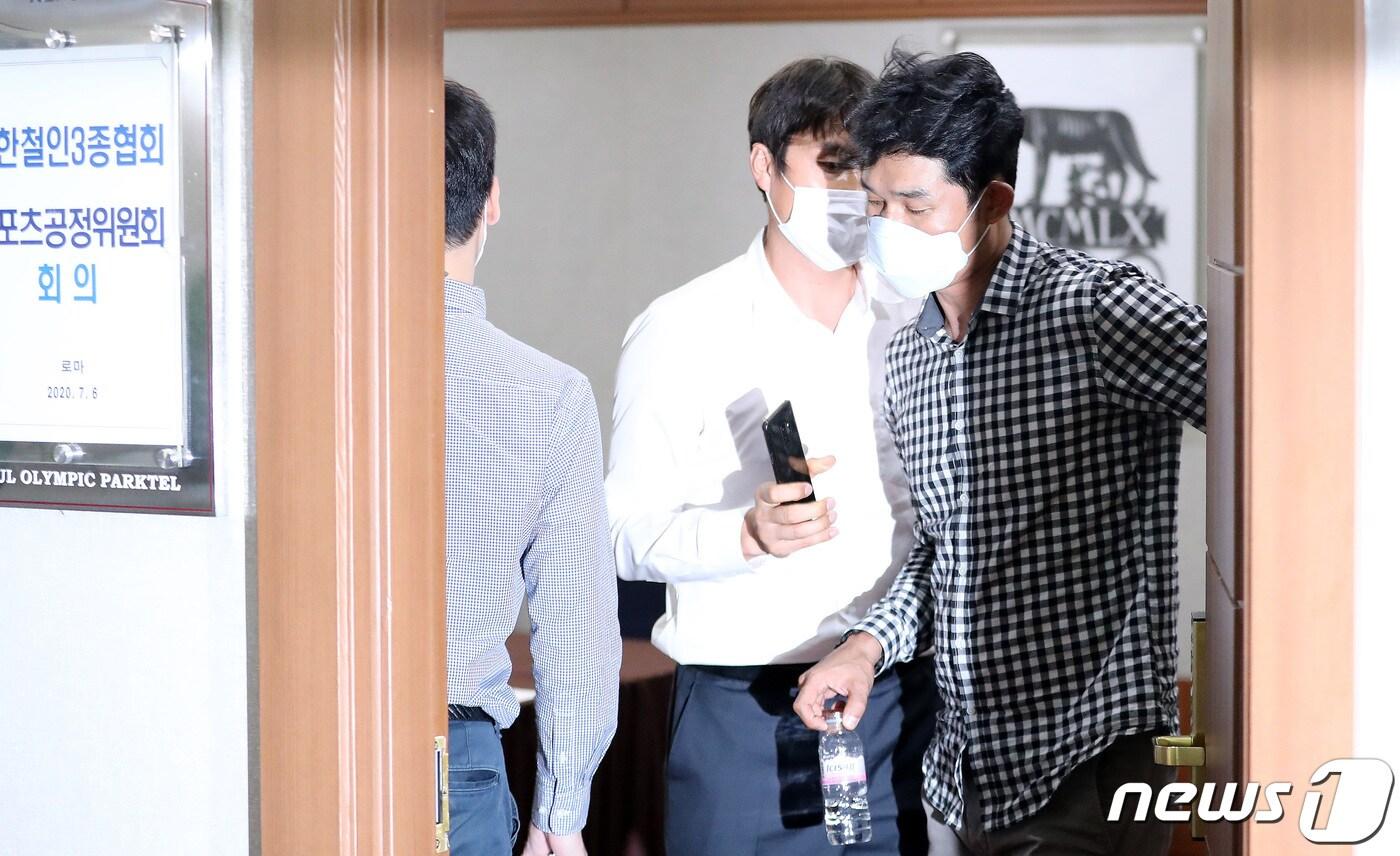 고 최숙현선수 가혹행위 가해자로 지목된 김규봉 경주 트라이애슬론 감독이 6일 오후 서울 송파구 올림픽파크텔에서 열린 철인3종협회 스포츠공정위원회 회의에서 소명을 마친 뒤 회의장을 나서고 있다. 2020.7.6/뉴스1 ⓒ News1 박지혜 기자