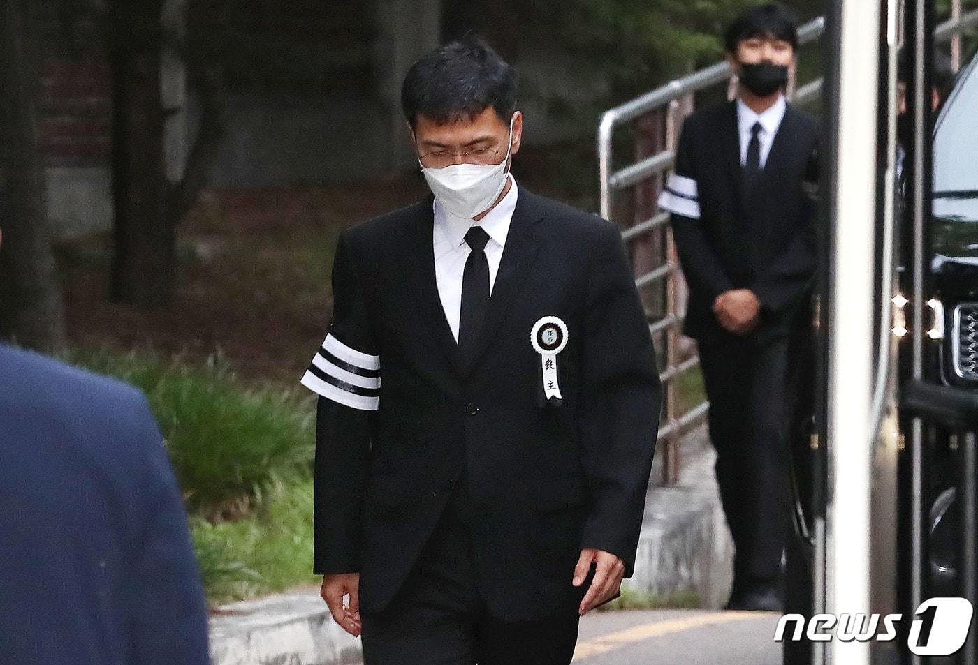 본문 이미지 - 모친상으로 형집행정지를 받은 안희정 전 충남도지사가 7일 서울 종로구 서울대학병원 장례식장에서 모친의 발인식을 마치고 나서고 있다. 2020.7.7/뉴스1 ⓒ News1 임세영 기자