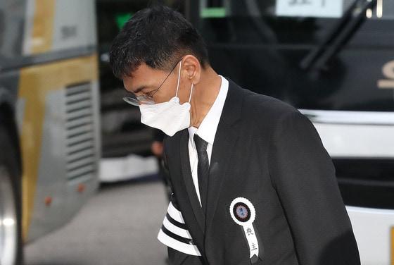 본문 이미지 - 모친상으로 형집행정지를 받은 안희정 전 충남도지사가 지난 7일 서울 종로구 서울대학병원 장례식장에서 모친의 발인식을 마치고 장지로 향하고 있다. ⓒ News1