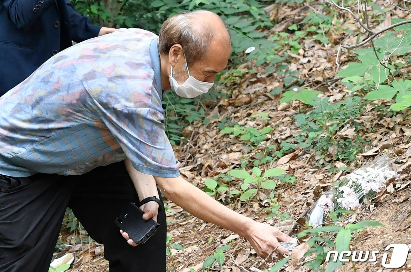 본문 이미지 - 7일 오전 경기도 화성시 소재 한 근린공원에서 연쇄살인 사건 피의자 이춘재에 희생된 초등학생의 유가족이 헌화하고 있다. 2020.7.7/뉴스1 ⓒ News1 조태형 기자