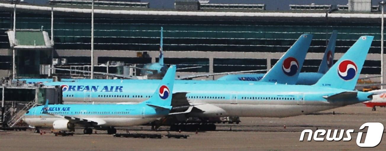 본문 이미지 - 인천국제공항 계류장에 서 있는 대한항공 여객기의 모습.2020.7.7/뉴스1 ⓒ News1 정진욱 기자