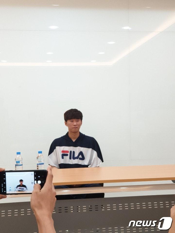 본문 이미지 - 7일 서울 잠실구장에서 인터뷰 중인 두산 베어스 우완 투수 채지선. ⓒ 뉴스1