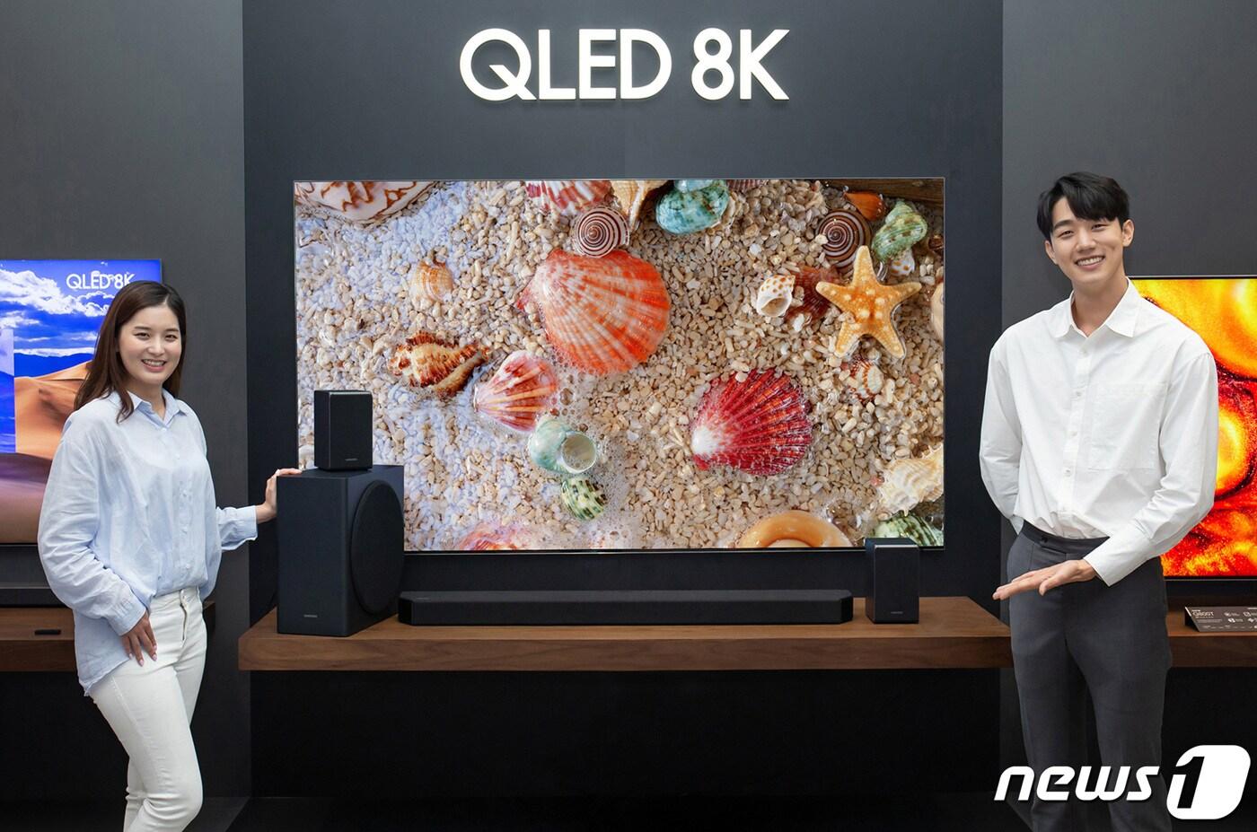 삼성전자 모델이 삼성전자 수원사업장에서 신제품 프리미엄 사운드바 HW-Q950T를 소개하고 있다.(삼성전자 제공) ⓒ 뉴스1