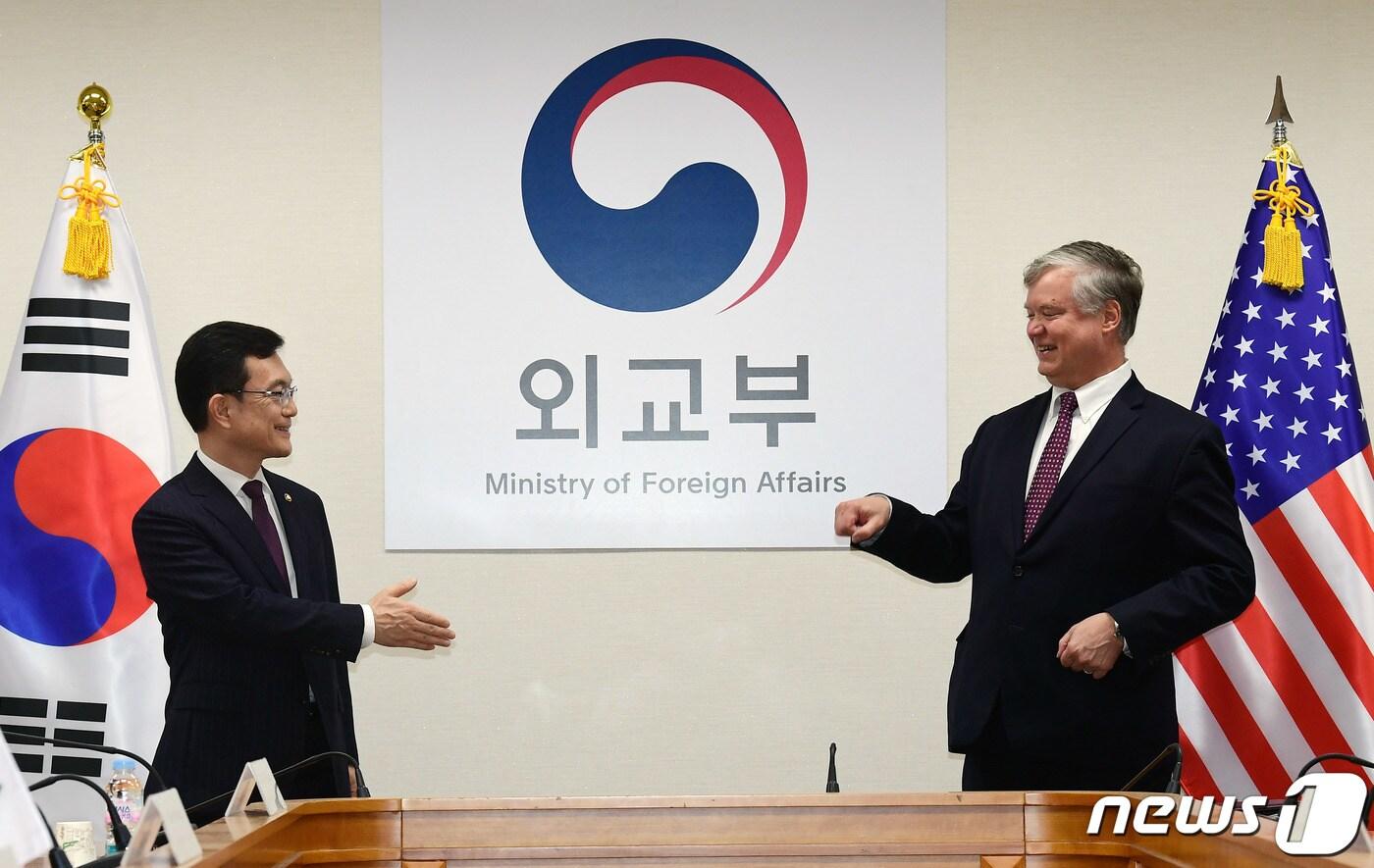 조세영 외교부 1차관과 스티븐 비건 미국 국무부 부장관 겸 대북특별대표가 8일 오전 서울 외교부 청사에서 제8차 한미 외교차관 전략회의에 앞서 비접촉 주먹인사를 하고 있다. 2020.7.8/뉴스1 ⓒ News1 사진공동취재단