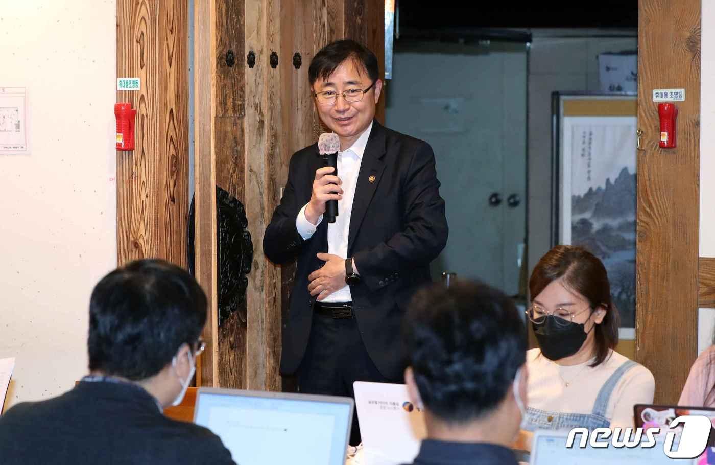 본문 이미지 - 오영우 문화체육관광부 제1차관이 8일 서울 종로구의 한 식당에서 기자들과 간담회를 갖고 코로나19 극복 예술계 생태계 정상화를 위한 하반기 지원 확대에 대한 설명을 하고 있다.ⓒ 뉴스1