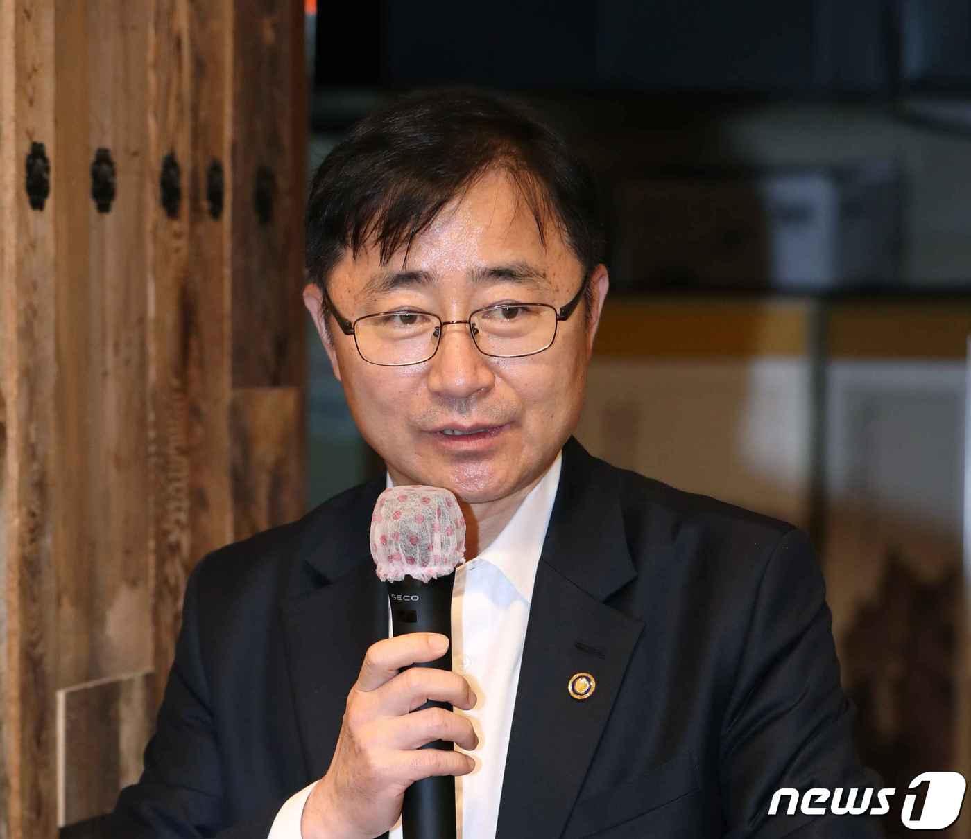 본문 이미지 - 오영우 문화체육관광부 제1차관이 8일 서울 종로구의 한 식당에서 기자들과 간담회를 갖고 코로나19 극복 예술계 생태계 정상화를 위한 하반기 지원 확대에 대한 설명을 하고 있다. ⓒ 뉴스1