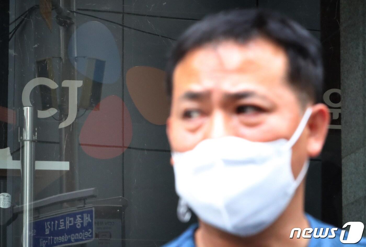 8일 오후 서울 중구 CJ대한통운 본사 앞에서 열린 '계속된 죽음 앞에 무책임한 CJ대한통운 규탄 기자회견'에서 전국택배연대노동조합 관계자가 어딘가를 응시하고 있다. 2020.7.8/뉴스1 ⓒ News1 이성철 기자