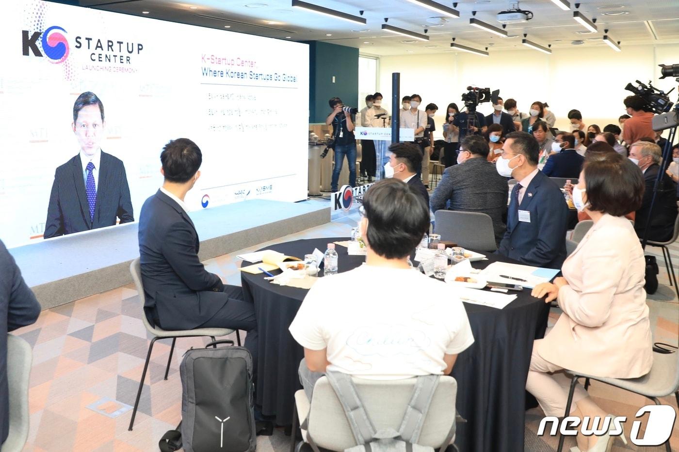 본문 이미지 - 8일 서울 강남구에서 열린 K스타트업 센터 개소식에서 박영선 중소벤처기업부 장관 등 참석자들이 찬춘싱 싱가포르무역산업부장관의 축사 영상을 시청하고 있다. (중소벤처기업부 제공) 2020.7.8/뉴스1