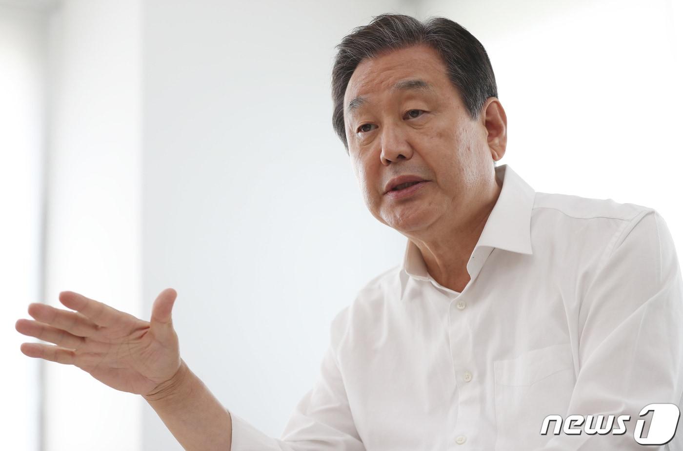 본문 이미지 - 김무성 전 미래통합당 의원이 8일 오후 서울 마포구 사무실에서 뉴스1과 인터뷰를 갖고 있다. 2020.7.8/뉴스1 ⓒ News1 박지혜 기자
