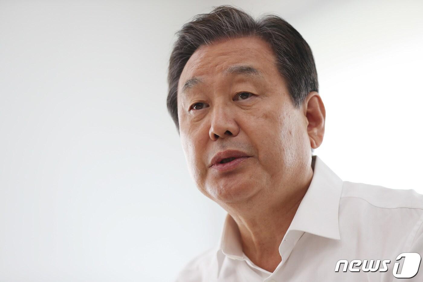 본문 이미지 - 김무성 전 미래통합당 의원이 8일 오후 서울 마포구 사무실에서 뉴스1과 인터뷰를 갖고 있다. 2020.7.8/뉴스1 ⓒ News1 박지혜 기자