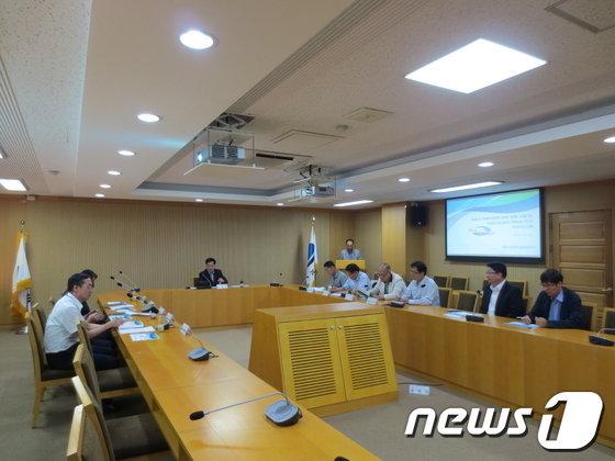 본문 이미지 - 경기도가 내년 1월까지 ‘비점오염원 관리대책’을 수립하기로 했다. 사진은 지난 2013년 2월 김포시에서 열린 ‘비점오염저감시설설치 타당성조사 및 관리계획 수립 용역 보고회’ 모습./ ⓒ 뉴스1