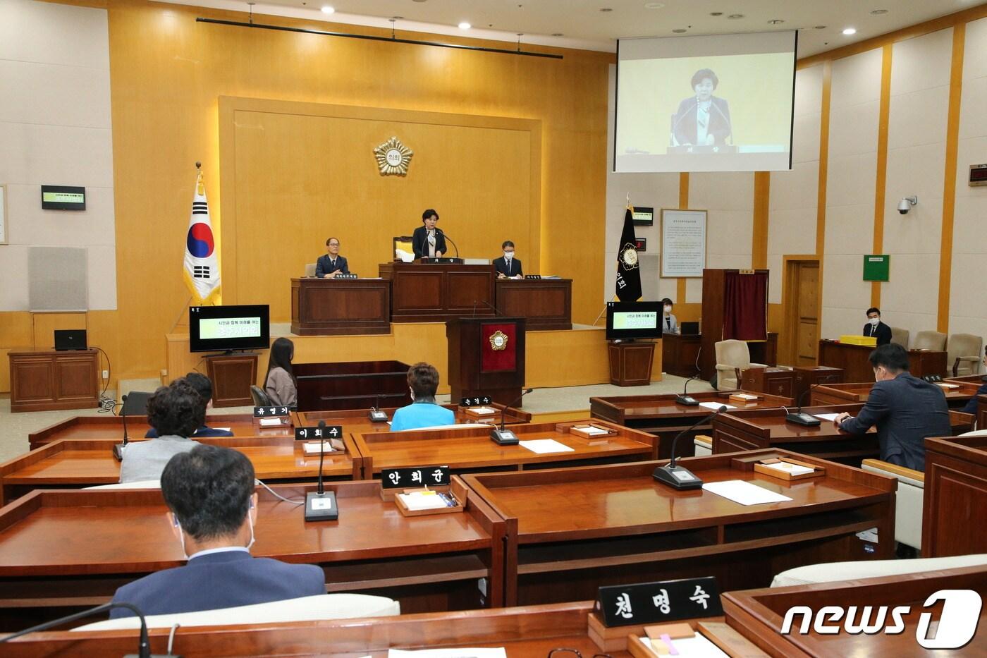 본문 이미지 - 8일 충북 충주시의회 본회의장에서 민주당 의원만 참석한 채 후반기 원 구성이 진행되고 있다.(충주시의회 제공)2020.7.9/ⓒ 뉴스1